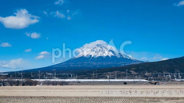 富士山を背景に走る　東海道新幹線 富士山,新幹線,東海道新幹線の写真素材