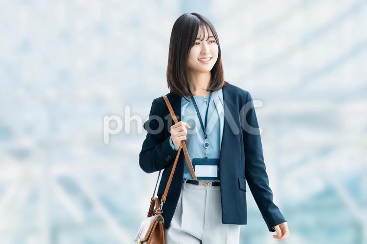 オフィスを歩く女性・ビジネスウーマン 女性,歩く,ビジネスの写真素材