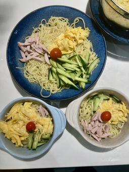 夏休み 冷やし中華 夏休み 冷やし中華 冷やし中華,家ご飯,実家の写真素材