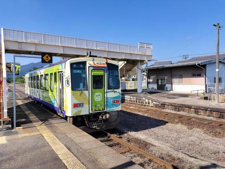 JR関西本線「関駅」ホームに停車中の車両 関駅,関西本線,三重県の写真素材