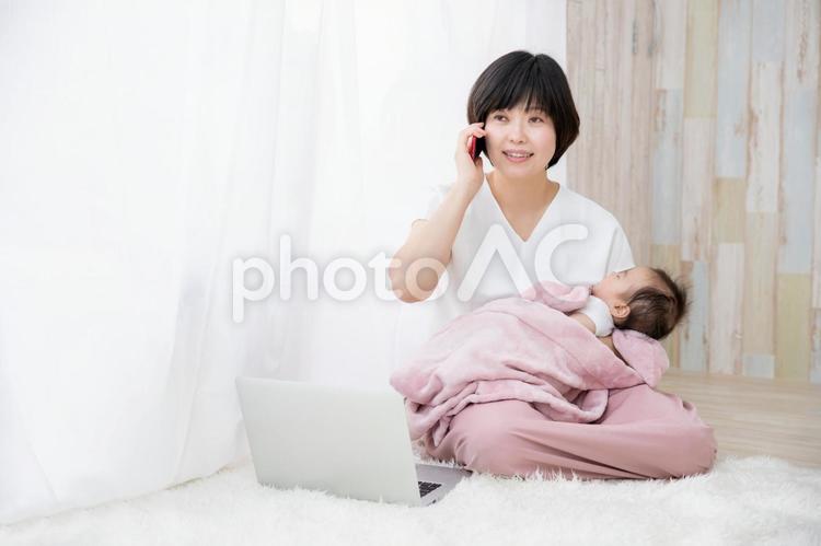 在宅勤務のママ 赤ちゃん,風邪,スマホの写真素材