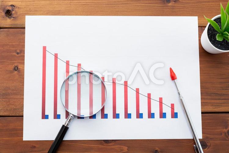 右肩下がりのグラフ グラフ,ビジネス,右肩下がりの写真素材