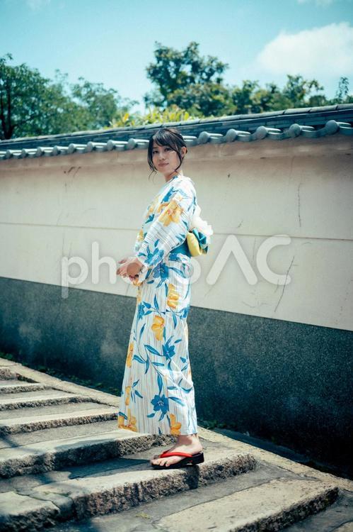 浴衣を着た女性のレトロ風 浴衣,坂道,壁の写真素材
