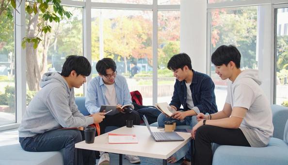 キャンパスライフを楽しむ大学生 キャンパスライフを楽しむ大学生の写真