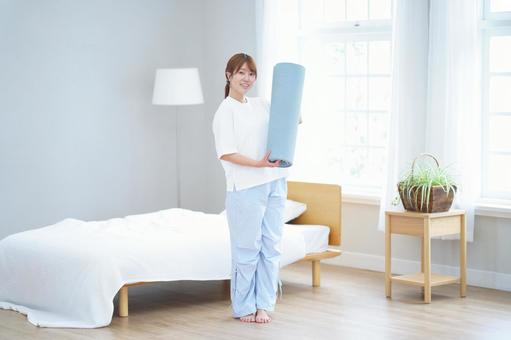 カメラ目線でマットを持つ女性 女性,ヨガマット,持つの写真素材