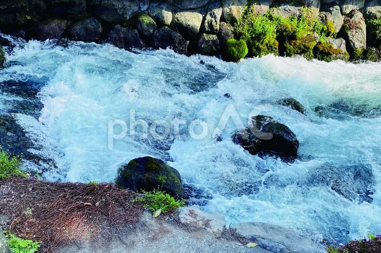 岩を打つ水流 渓流,川,清流の写真素材