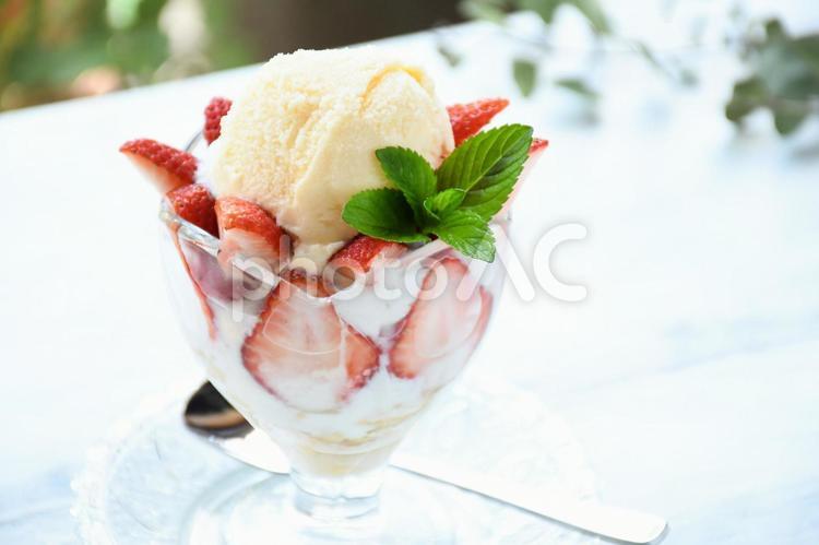 苺とアイスのデザート　寄り バニラアイスクリーム,ストロベリー,ミント添えの写真素材