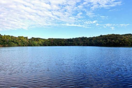 湖面を渡る初秋の風　一碧湖 湖面,初秋,青空の写真素材