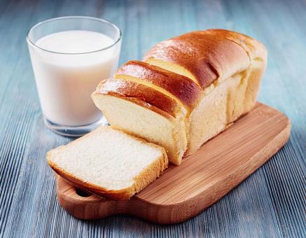 牛乳とミニ食パンの写真