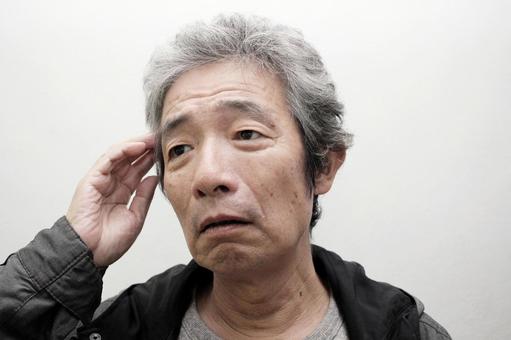 悩むシニア男性 悩むシニア男性の写真