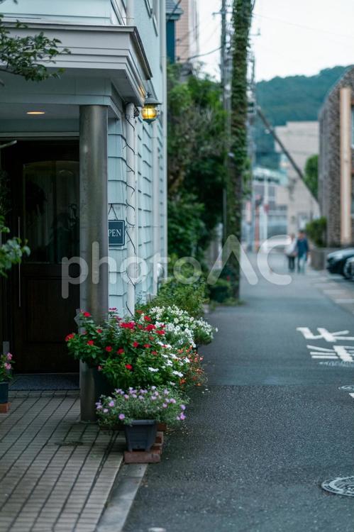 ［街角スナップ］曇天、夕暮れの店先 街,町並み,街並みの写真素材