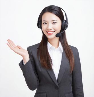 笑顔で案内するカスタマーオペレーター 笑顔で案内するカスタマーオペレーターの写真