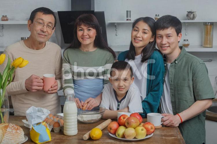 料理する三世代のアジア人ファミリー5 アジア人,家族,料理の写真素材