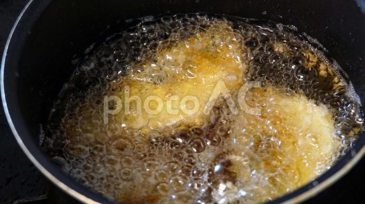 魚の揚げ物を作る油が沸騰した鍋 揚げ物,アジフライ,自家製の写真素材