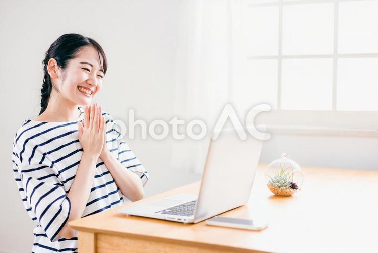 パソコンを見て爆笑する日本人女性 パソコン,爆笑,テレビの写真素材