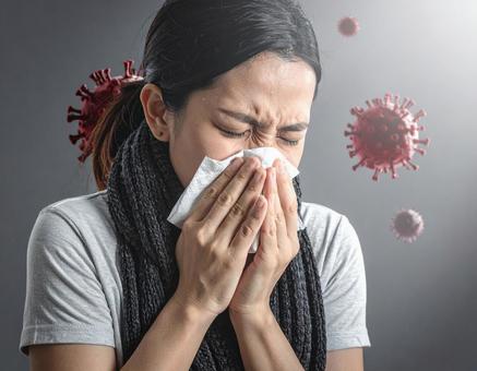 風邪で咳をする人 風邪で咳をする人の写真