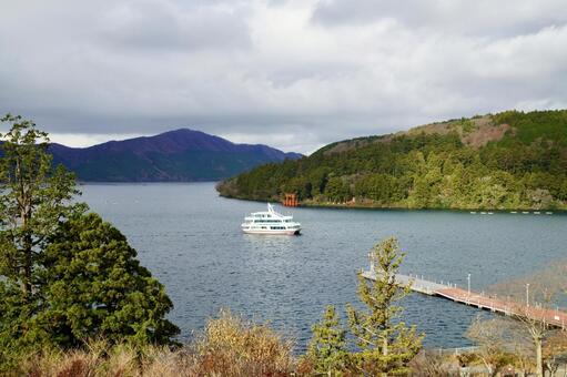 湖と船と鳥居 湖,船,鳥居の写真素材