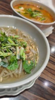 アジアンヌードルを味わうの写真