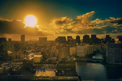 水辺に広がる夕暮れの都市 水辺に広がる夕暮れの都市 夕日,ビル群,都市風景の写真素材
