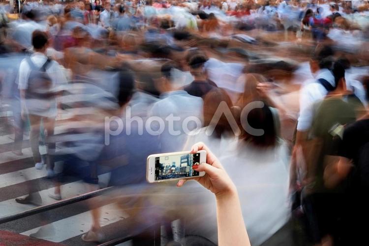 人気スポットを撮影するスマフォ スマフォ,観光,混雑の写真素材