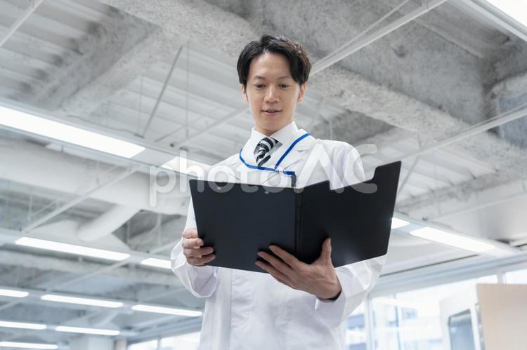 実験をする白衣の若い男性研究者 研究,実験,サイエンスの写真素材