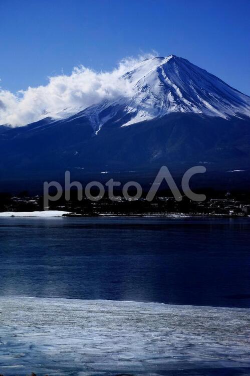 河口湖湖畔から見る富士山 富士山,河口湖,氷結の写真素材
