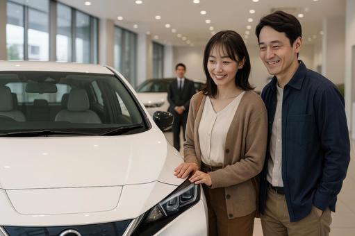 EVを見る夫婦 EVを見る夫婦の写真