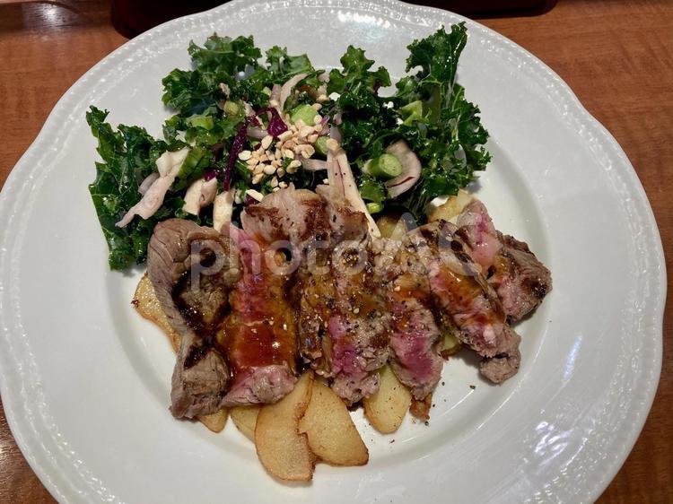 ステーキ ステーキ,牛肉,肉料理の写真素材