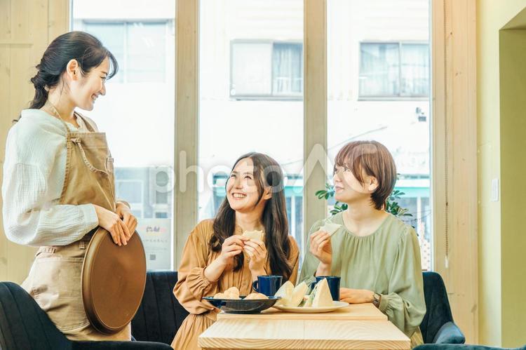 ランチを食べる客とカフェスタッフ ランチ,レストラン,パスタの写真素材