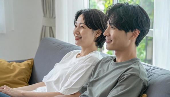 リビングでくつろぐ若いカップルの横顔 リビングでくつろぐ若いカップルの横顔の写真