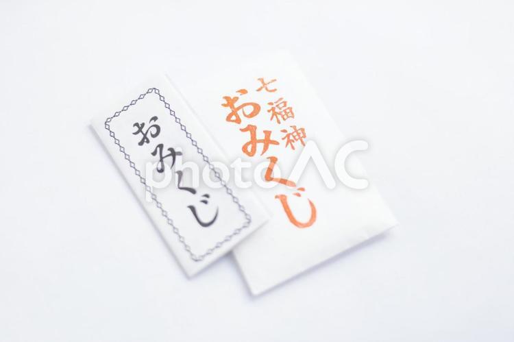 白背景とおみくじ おみくじ,白背景,文字の写真素材