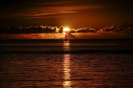 <五島の風景>夜明けの海から登る太陽 <五島の風景>夜明けの海から登る太陽の写真