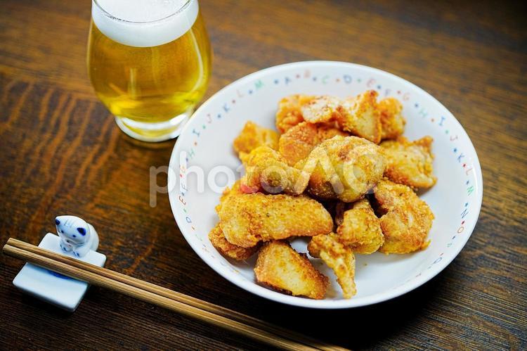 鶏むね肉の唐揚げとビール 食事,食卓,料理の写真素材