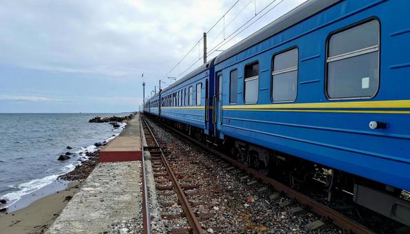 海沿いを走る電車 海沿いを走る電車の写真