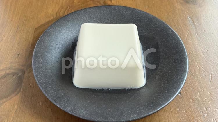 冷奴（黒い皿、斜めから） 冷奴,豆腐,絹ごし豆腐の写真素材