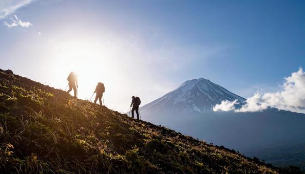 青空の下の山頂 夏の登山する人々 青空の下の山頂 夏の登山する人々の写真