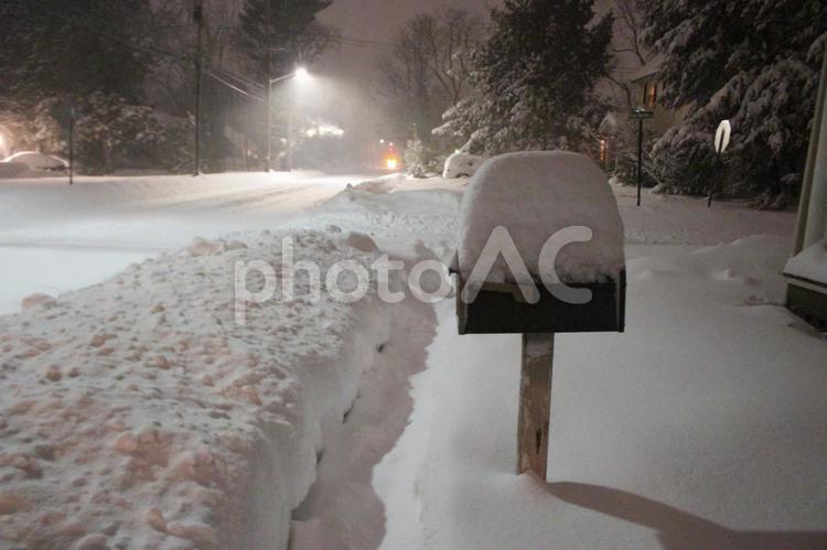 郵便ポストに積もった大雪　深夜　銀世界　冬　道路 冬,ポスト,冬の風景の写真素材