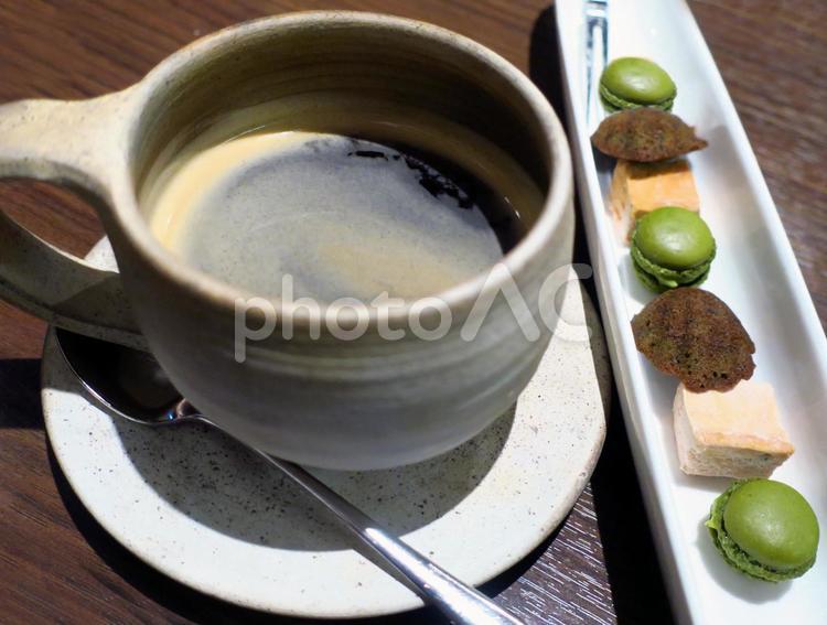 ホットコーヒーと小さな焼き菓子 コーヒー,ホットコーヒー,珈琲の写真素材