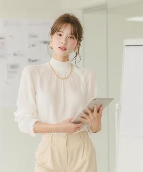 タブレットを使いプレゼンする女性 タブレットを使いプレゼンする女性の写真