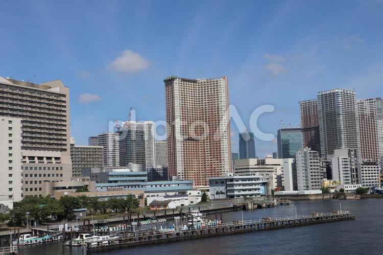 青空と雲と高層ビル街と船と港と運河の街並 青空,雲,高層ビルの写真素材