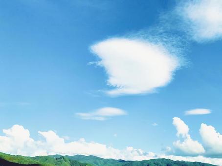 ほのぼのとした空の風景 ほのぼのとした空の風景 空,青空,雲の写真素材