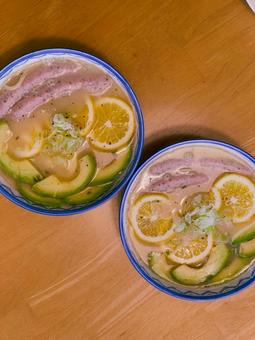 アボカドと柑橘の創作ラーメン 料理,食べ物,麺料理の写真素材