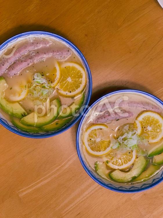 アボカドと柑橘の創作ラーメン 料理,食べ物,麺料理の写真素材