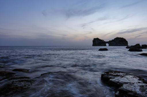 日没後の円月島【和歌山県西牟婁郡白浜町】 日没後の円月島【和歌山県西牟婁郡白浜町】 円月島,薄暮,日没の写真素材