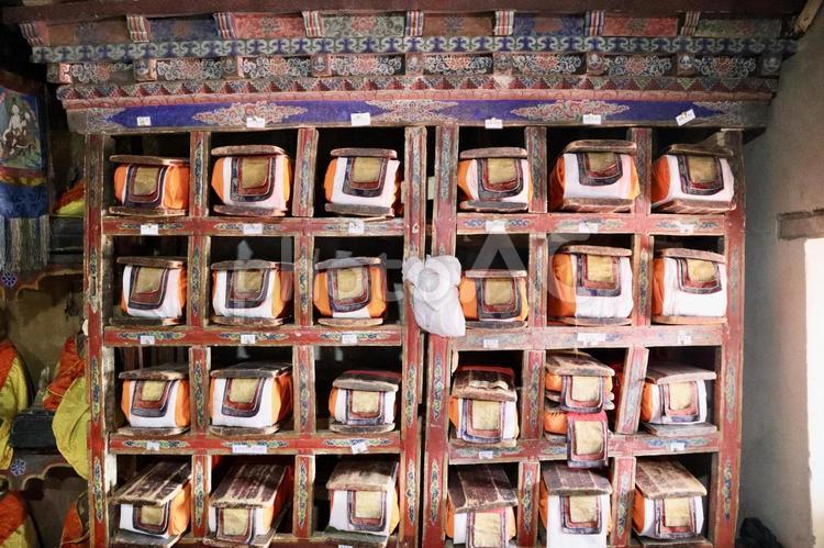 インド　ラダック　ティクセ　経典の棚 インド,チベット,ラダックの写真素材