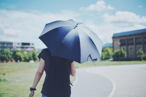 日傘をさす女性 日傘をさす女性の写真