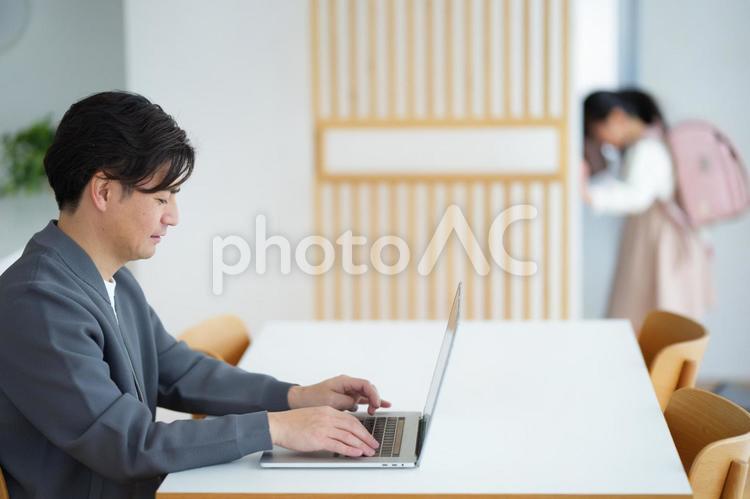 これから外出する女の子と仕事する男性 女の子,男性,人物の写真素材
