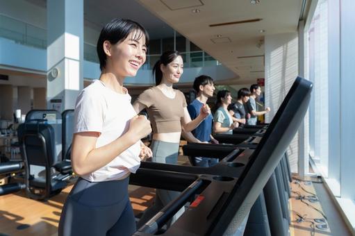 スポーツジムでトレーニングをする若い男女 スポーツジム,ジョギング,ランニングの写真素材