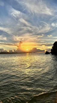 古宇利島の洞窟から眺める夕焼け 古宇利島の洞窟から眺める夕焼け 海,古宇利島,空の写真素材