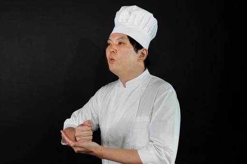 白衣の料理人が手を揉む 白衣の料理人が手を揉むの写真